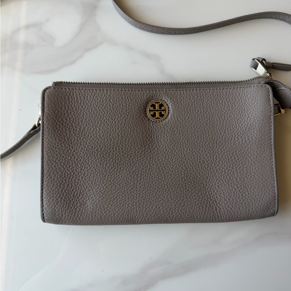 Tory Burch Robinson Pebbled Wallet Cross Body - French Gray